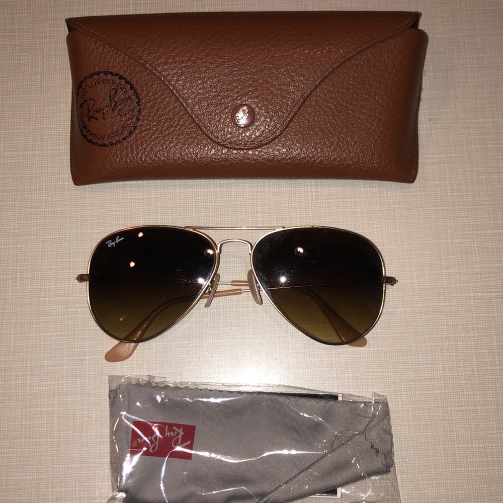 Ray ban aviators. Gold frames.